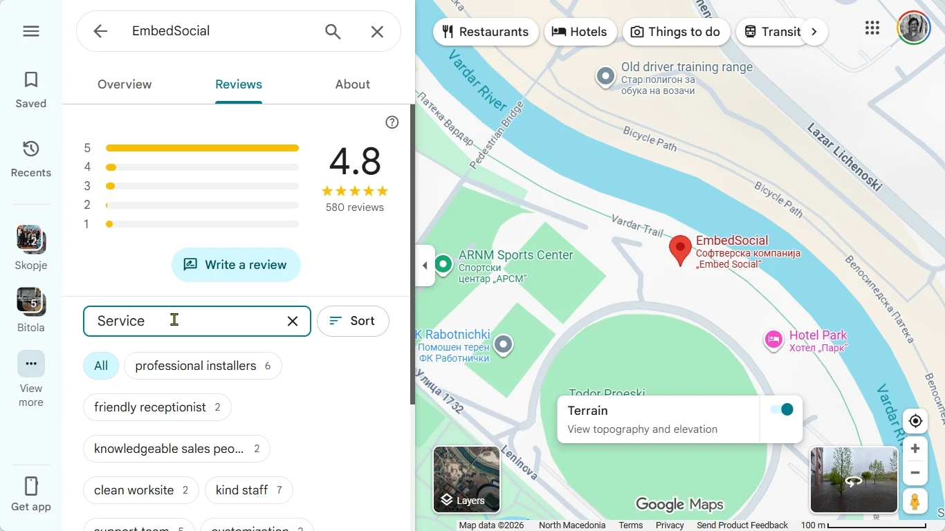 Googleマップのレビューパネルでレビュー内検索フィールドが有効になり、一致するレビュー内でサンプルキーワードがハイライト表示されている画面