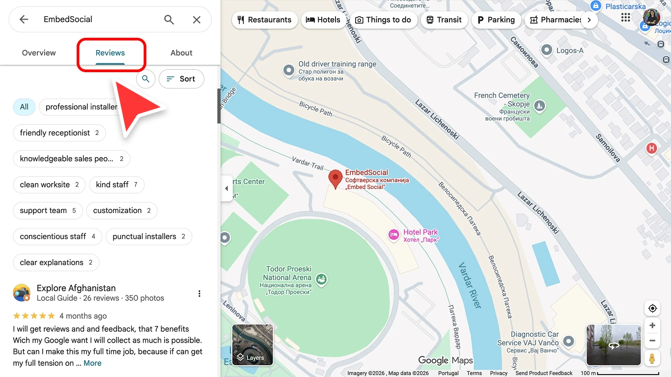 Googleマップのデスクトップ画面でビジネスリスティングの「レビュー」タブがハイライトされ、顧客レビューのトピックや評価が表示されている