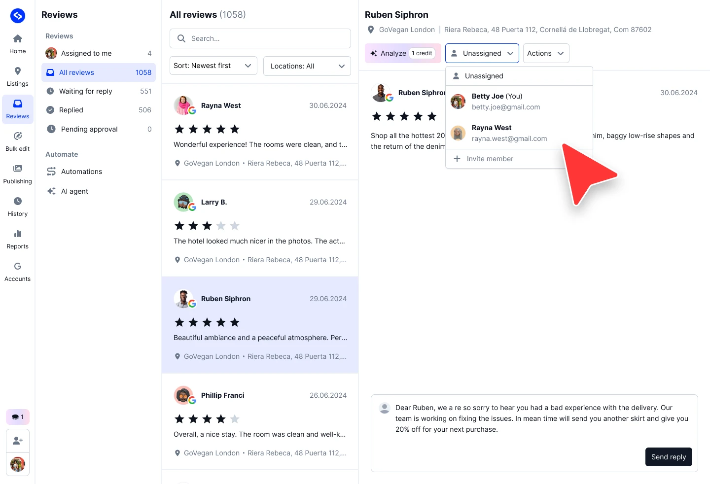 「Unassigned」ドロップダウンを開き、レビューを割り当てられるチームメンバーが表示されているレビューページ